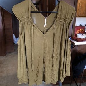 🌿Flowy army green Free People top🌿
